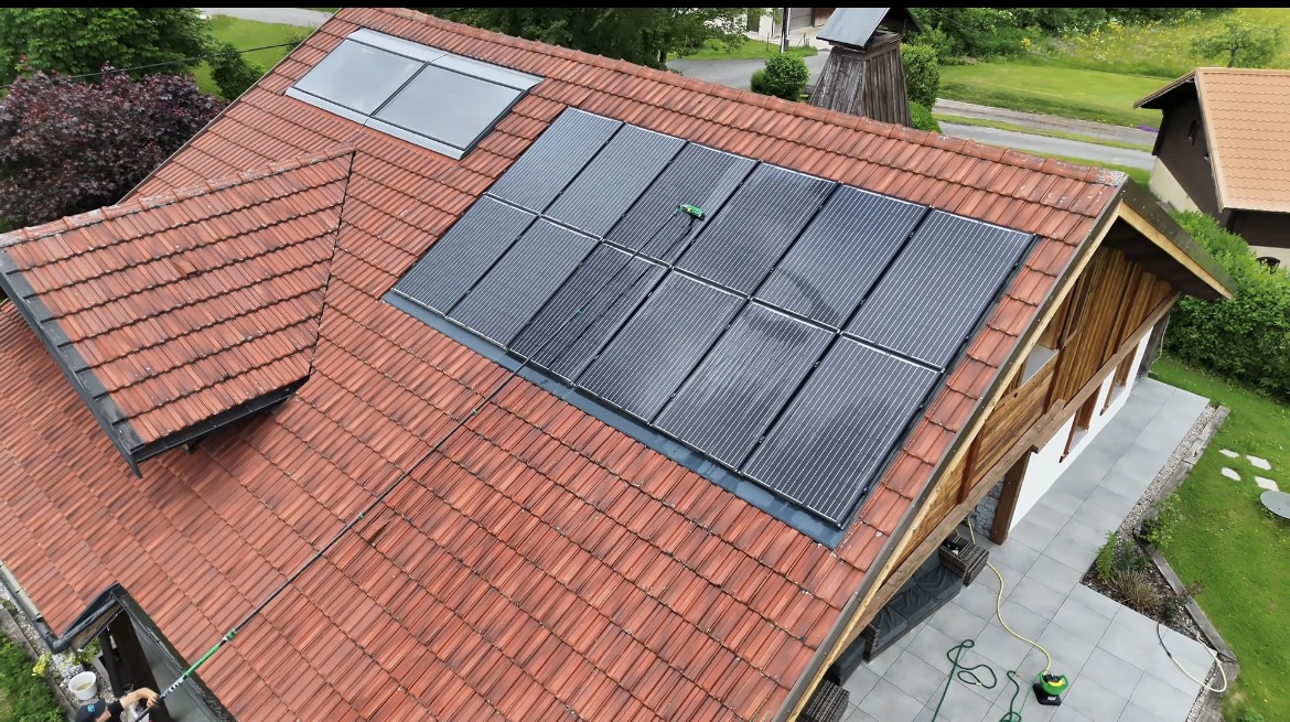 Nettoyage de panneaux solaires à la perche